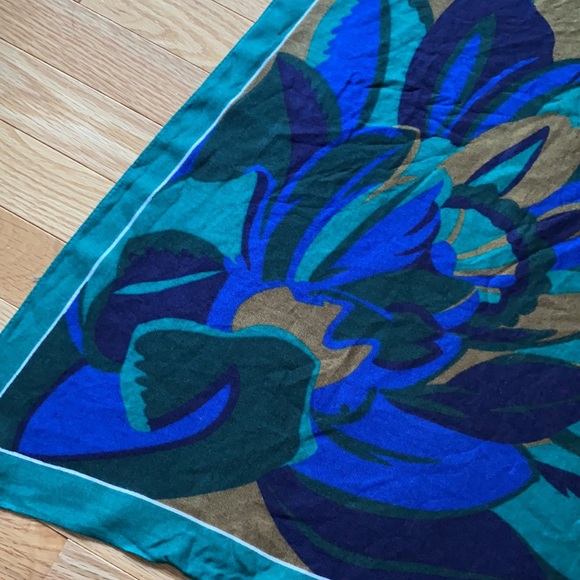 Large Square Scarf - Picture 3 of 4